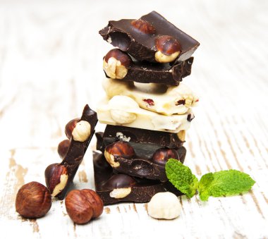 Karanlık ve beyaz çikolata Fındıklı