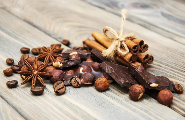 Chocolate escuro com nozes — Fotografia de Stock