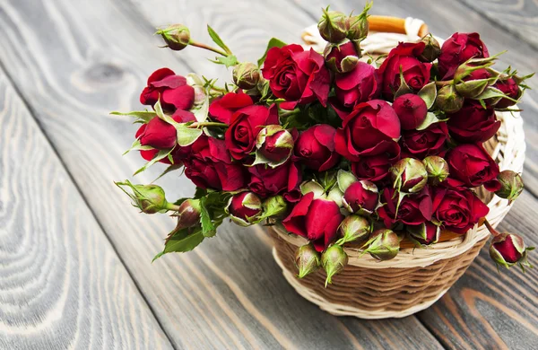 Roses rouges dans le panier — Photo