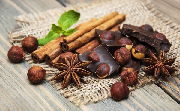 Chocolate negro con nueces —  Fotos de Stock