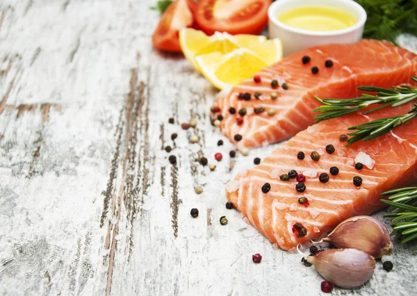 Delen van verse zalmfilet — Stockfoto