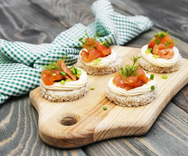 Canapé com salmão — Fotografia de Stock