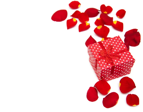 Caja de regalo y pétalos de rosas —  Fotos de Stock