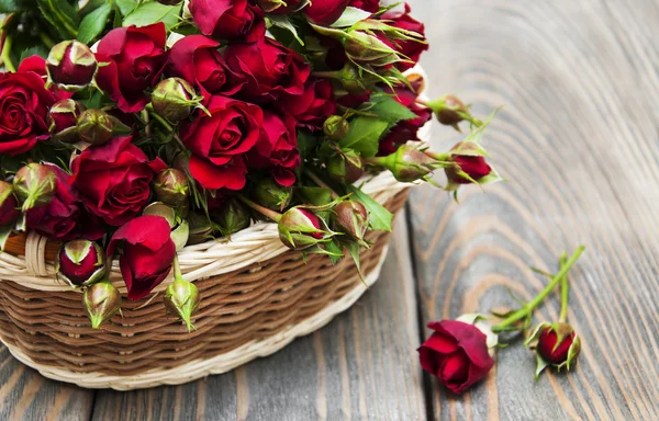 Červené růže v košíku — Stock fotografie