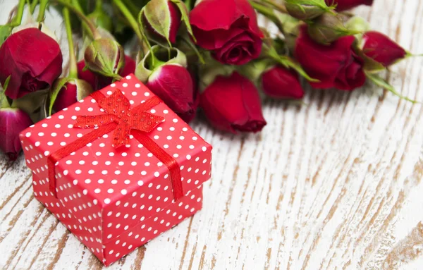 Rosas rojas y caja de regalo — Foto de Stock