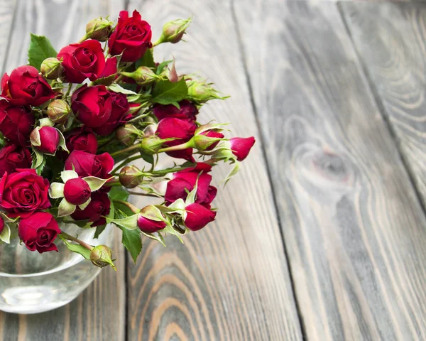 Rote Rosen in der Vase — Stockfoto