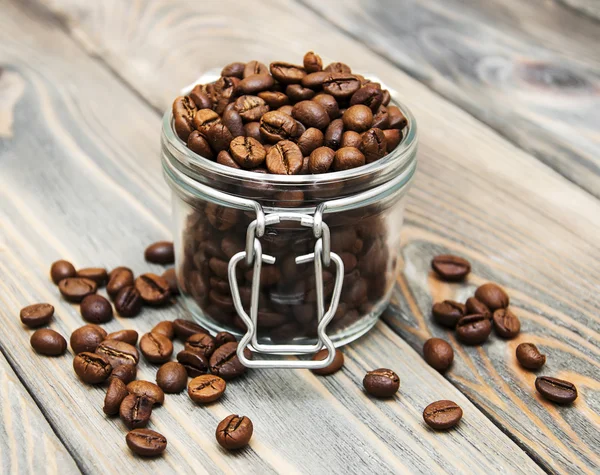 Borcan de sticlă plin de boabe de cafea — Fotografie, imagine de stoc