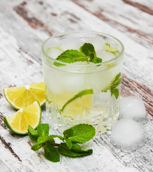 Soğuk taze limonata içmek — Stok fotoğraf