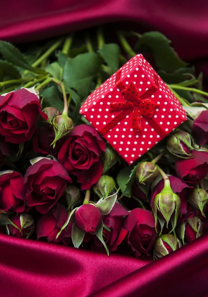 Rote Rosen und Geschenkbox — Stockfoto