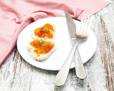 Kırmızı havyar ile sandviç 