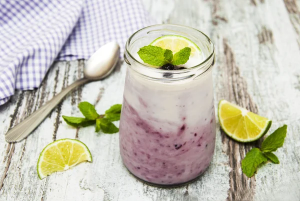 Čerstvé ovoce jogurt s ostružinami — Stock fotografie