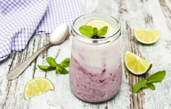 Yogurt di frutta fresca con more — Foto Stock