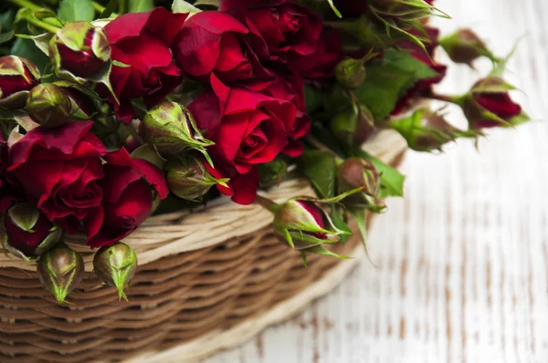 Rote Rosen im Korb — Stockfoto