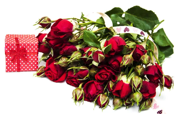 Rose rosse e confezione regalo — Foto Stock