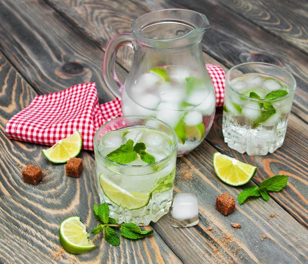 Kaltes frisches Limonadengetränk — Stockfoto