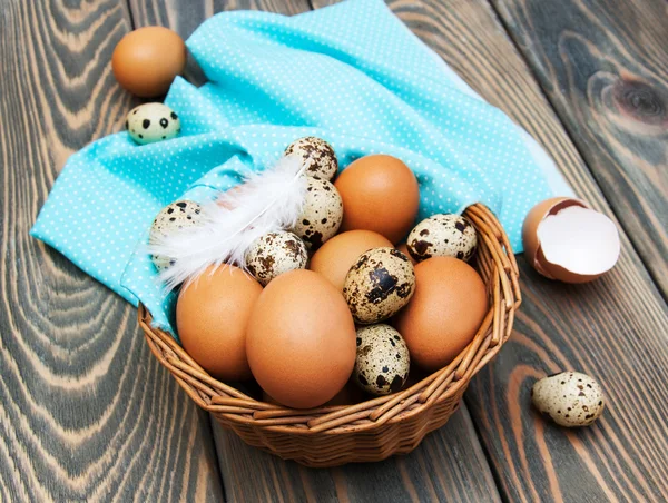 Diferentes tipos de huevos en una cesta —  Fotos de Stock