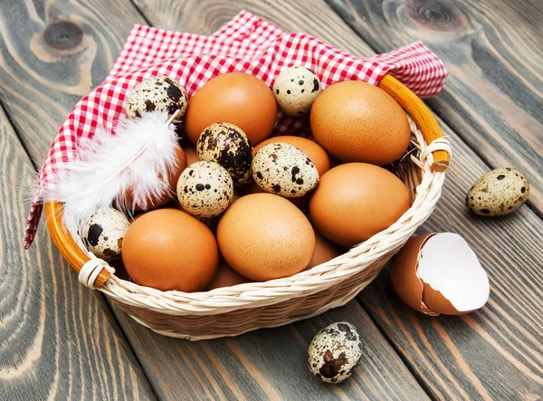 Diferentes tipos de ovos em uma cesta — Fotografia de Stock