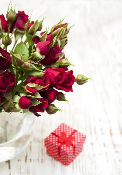 Roses rouges et coffret cadeau — Photo
