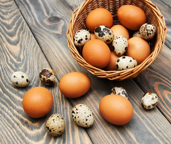 Olika typer av ägg i en korg — Stockfoto