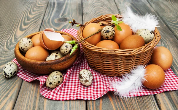 Diferentes tipos de ovos em uma cesta — Fotografia de Stock