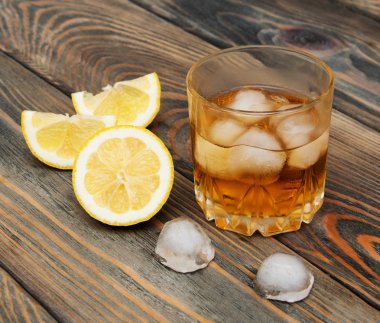 Viski ahşap arka plan üzerinde