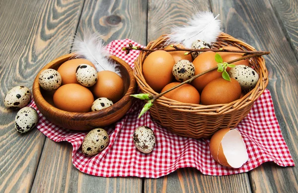 Verschillende soorten eieren in een mand — Stockfoto