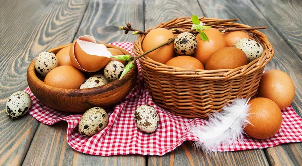 Различные типы яиц в корзине — стоковое фото
