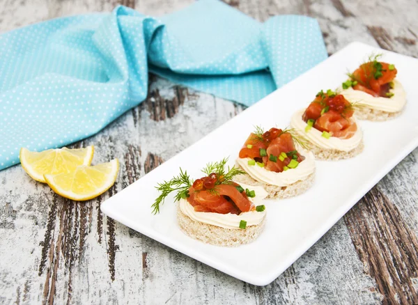 Canapé com salmão e endro — Fotografia de Stock