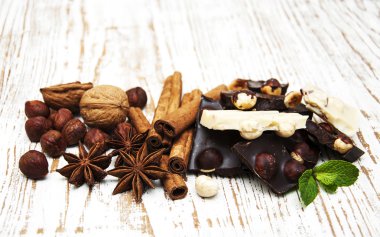 Karanlık ve beyaz çikolata Fındıklı