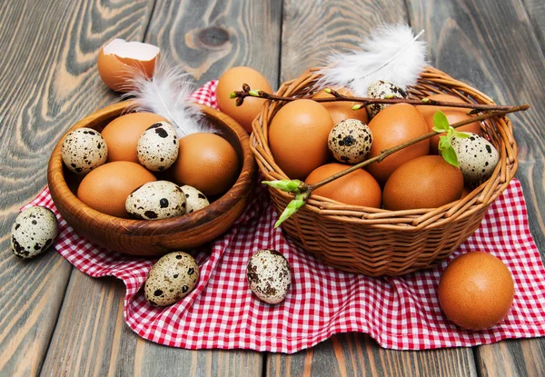 Diferentes tipos de huevos en una cesta — Foto de Stock