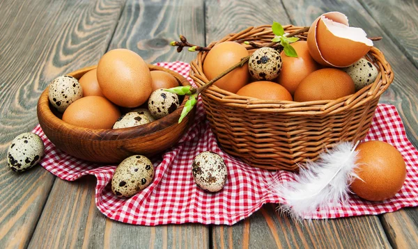 Diferentes tipos de huevos en una cesta — Foto de Stock