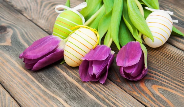 Tulipány a velikonoční vajíčka — Stock fotografie