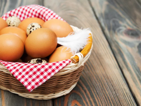 Diferentes tipos de huevos en una cesta — Foto de Stock