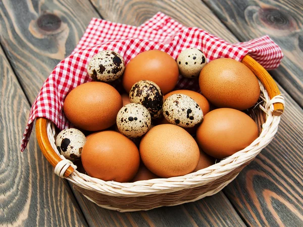 Verschiedene Arten von Eiern in einem Korb — Stockfoto