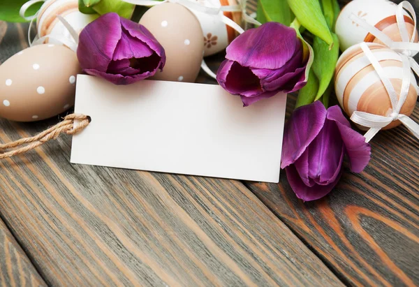 Easter background with easter eggs and tulips — Stock Photo, Image