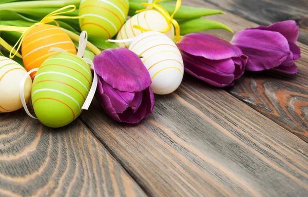 郁金香和复活节彩蛋 — 图库照片