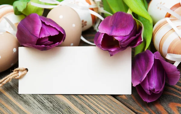 Sfondo pasquale con uova di Pasqua e tulipani — Foto Stock