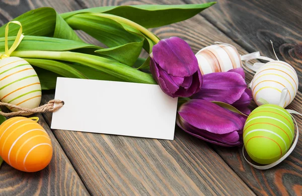 Pozadí velikonoční kraslice a tulipány — Stock fotografie