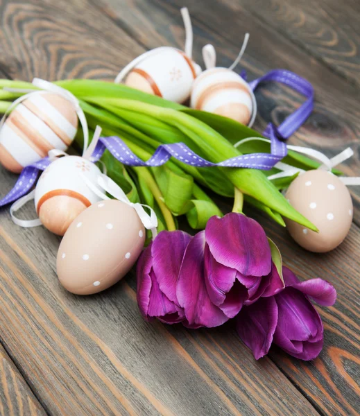 Tulipanes y huevos de Pascua —  Fotos de Stock