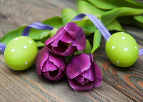 Tulipanes y huevos de Pascua —  Fotos de Stock