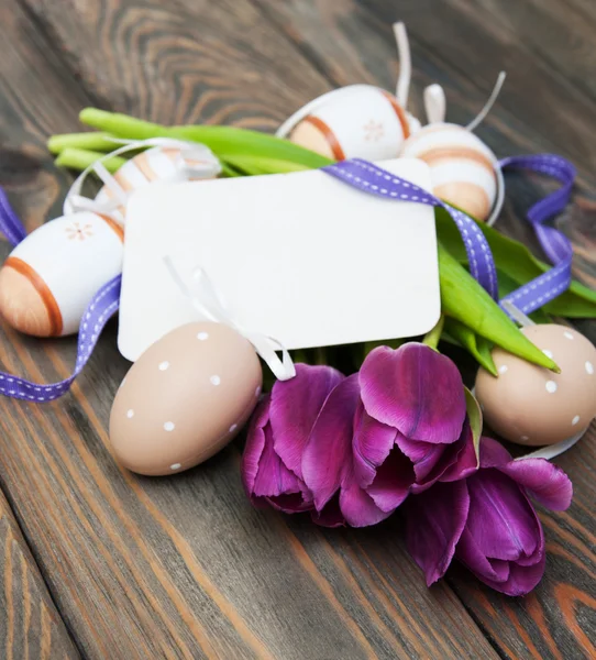 Sfondo pasquale con uova di Pasqua e tulipani — Foto Stock