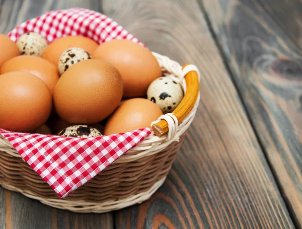 Diferentes tipos de huevos en una cesta — Foto de Stock