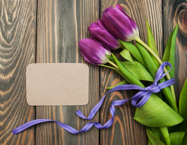 Tulipani con una carta — Foto Stock