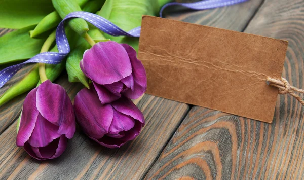Tulipanes con una tarjeta —  Fotos de Stock