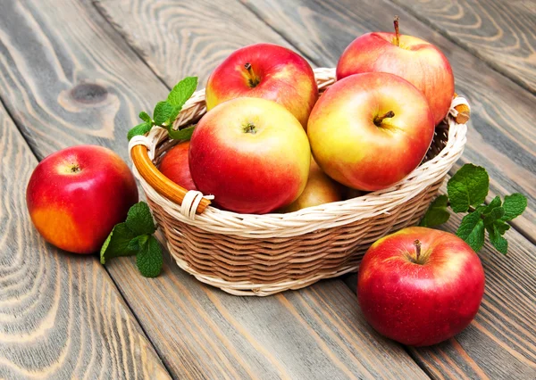 Manzanas en la cesta — Foto de Stock