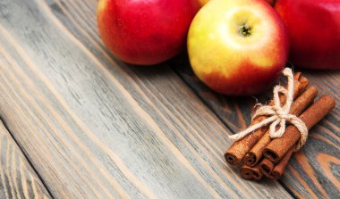 taze kırmızı elma tarçın ile