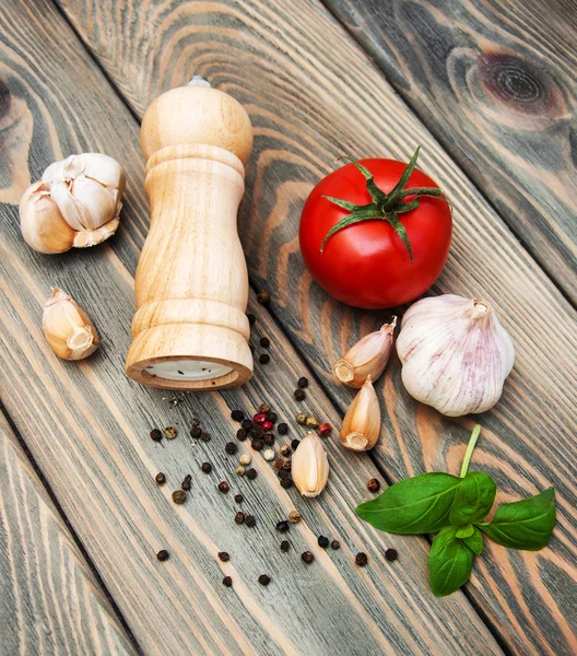 Tomaten, Knoblauch und Basilikum — Stockfoto