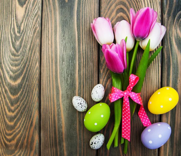 Růžové tulipány a velikonoční vajíčka — Stock fotografie