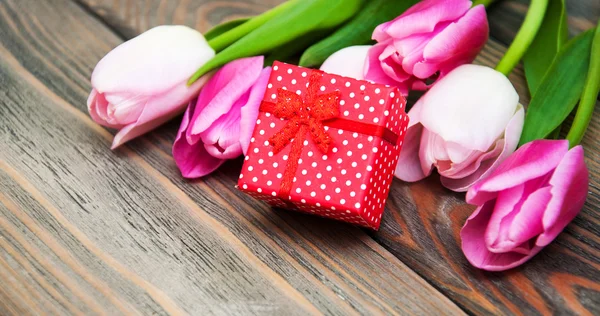 Tulips and gift — Stock Photo, Image