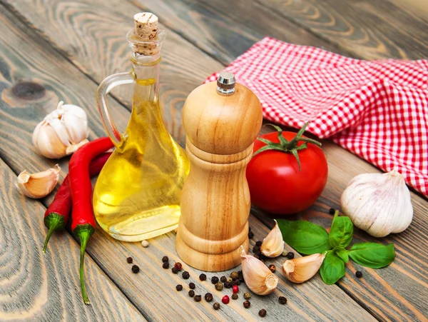 Olivolja, basilika, tomat och vitlök — Stockfoto